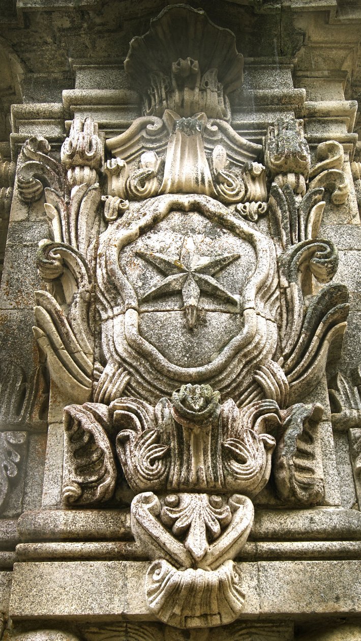 Nossa Senhora dos Remédios -obelikin pyhäkön pohjoispuolet, Lamego, Portugali. 1738 (graniitti) tekijältä Portuguese School
