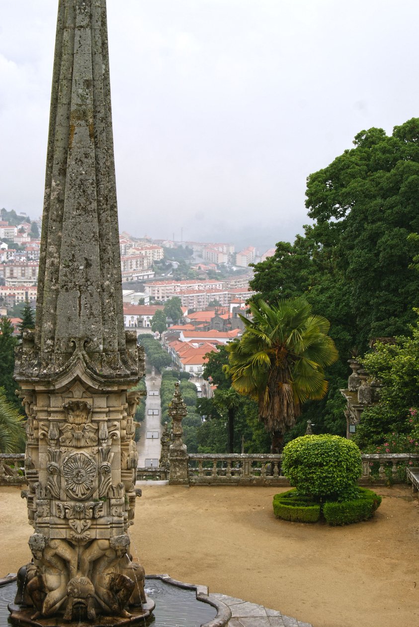 Nossa Senhora dos Remedios -obelikin pyhäkkö, Lamego, Portugali. 1738 (graniitti) tekijältä Portuguese School