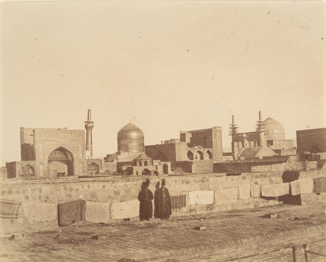 [Yleinen näkymä MESHEDiin hamamin katolta.], 1840-60-luku. tekijältä Possibly by Luigi Pesce.