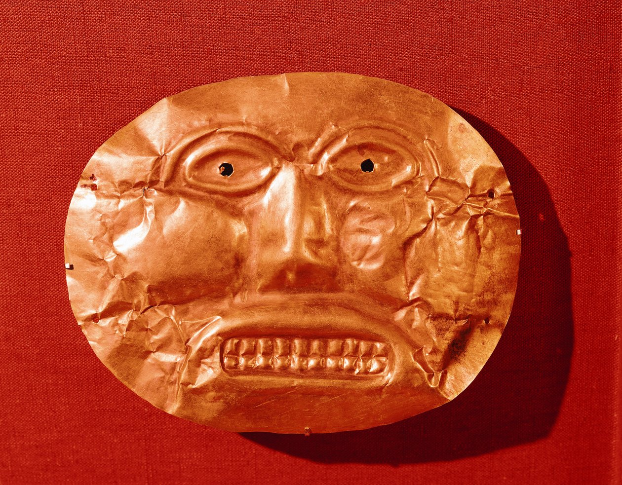 Calima hautausnaamio, Restrepo, Cauca Valley, noin 550-450 eKr. (kulta) tekijältä Pre Columbian