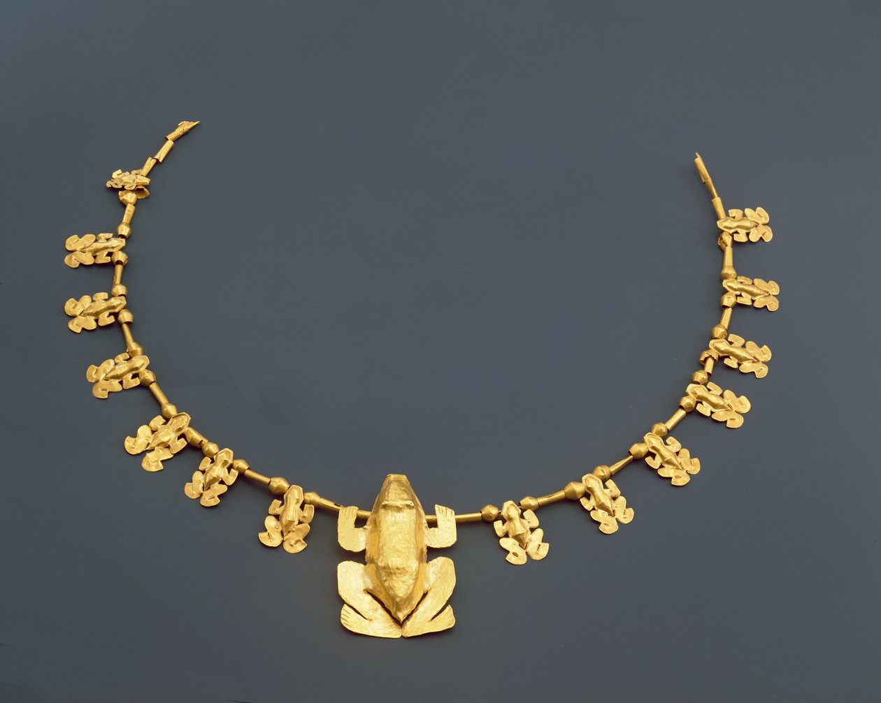 Quimbaya kaulakoru sammakoilla, Kolumbia (vasaroitu kulta). tekijältä Pre Columbian