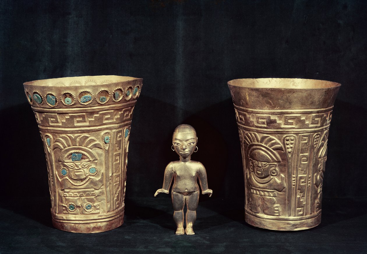 Kaksi Chimu-maljakkoa mytologisilla hahmoilla ja pieni naispuolinen Mochica-idoli (kohokuvioitu kulta ja turkoosi) tekijältä Pre Columbian