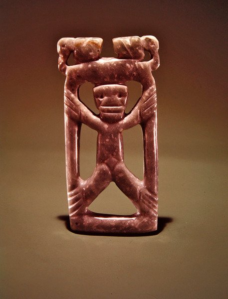 Kehystetty hahmoriipus, Guacimosta, Linea Viejan alueelta (läpinäkyvä merenvihreä jade) tekijältä Pre Columbian Pre Columbian