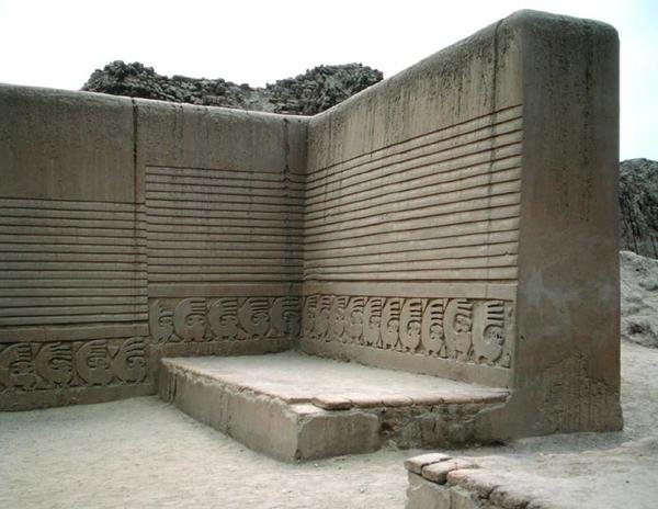 Seremonioiden aukio, Tschudin palatsi, Chimun rakentama, noin 1300 eKr. (katso myös 162903) tekijältä Pre Columbian Pre Columbian