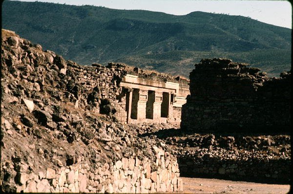 Näkymä seinille ja temppelin sisäänkäynnille tekijältä Pre Columbian Pre Columbian
