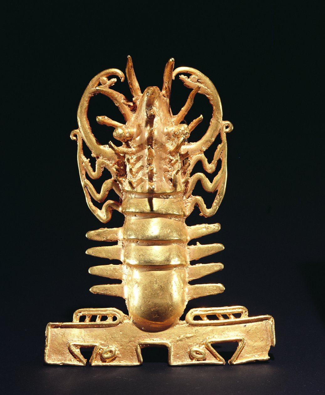 Riipus, joka edustaa hummeria krokotiillisuulla, La Vaca, Punta Burica, Costa Rica (kulta) tekijältä Pre Columbian