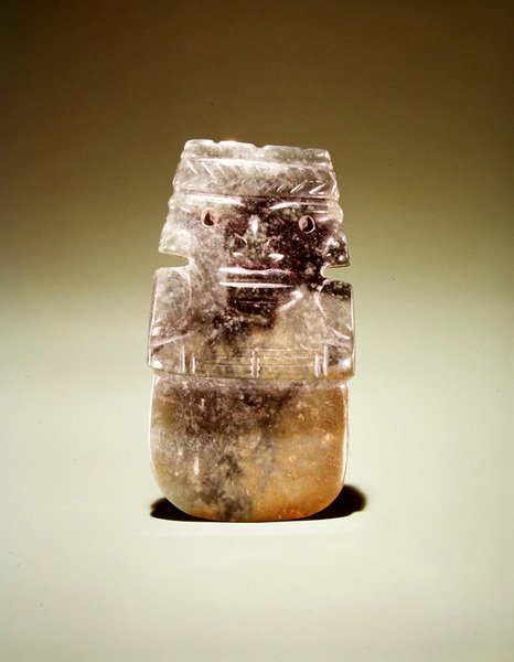 Kirvesjumala päänauhalla, Guacimosta, Linea Viejan alueelta (läpinäkyvä kirjava jade) tekijältä Pre Columbian Pre Columbian