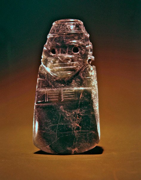 Kirvesjumala apinanmaisilla kasvoilla, Guacimosta, Linea Viejan alueelta (läpinäkyvä pilkullinen merenvihreä jade) tekijältä Pre Columbian Pre Columbian