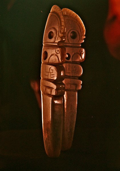 Bird Celt, Guacimosta, Linea Viejan alueelta (läpinäkyvä merenvihreä jade) tekijältä Pre Columbian Pre Columbian
