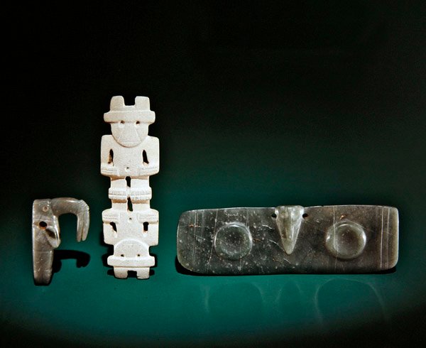 Kaiverretut hahmot, mukaan lukien nokkalintu, kaksipäinen hahmo ja siivekäs riipus, Guacimosta, Linea Viejan alueelta (jade) tekijältä Pre Columbian Pre Columbian