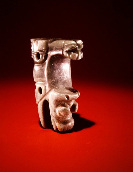 Komposiittieläinriipus, Guacimosta, Linea Viejan alueelta (läpinäkyvä merenvihreä jade) tekijältä Pre Columbian Pre Columbian