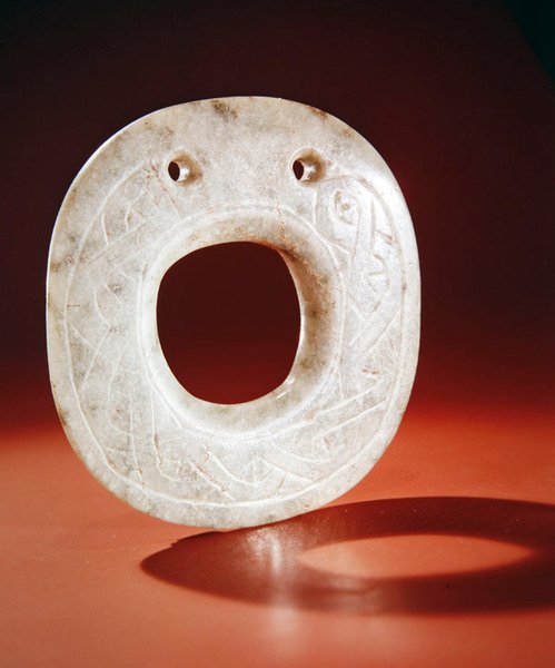 Levyn muotoinen koriste, Guacimo, Linea Vieja alue (läpinäkyvä vaalea & tummempi vihreä jade) tekijältä Pre Columbian Pre Columbian