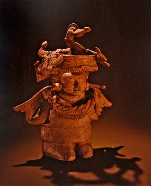 Figuuri, jossa hienostunut päähine, Nopiloa Culture (keraaminen) tekijältä Pre Columbian Pre Columbian