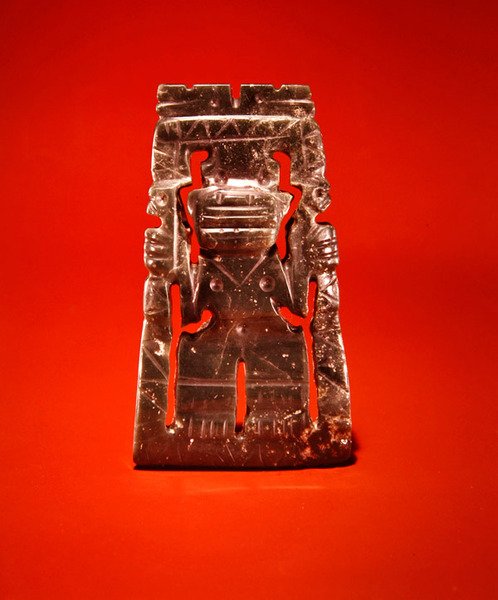 Kehystetty hahmoriipus, Guacimosta, Linea Viejan alueelta (läpinäkyvä sinivihreä jade) tekijältä Pre Columbian Pre Columbian