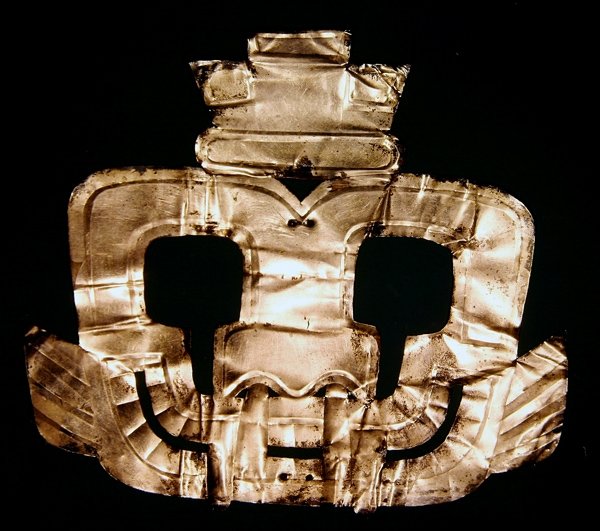 Vasarattu hopea pumapää, Pachacamacista, Perusta (hopea) tekijältä Pre Columbian Pre Columbian