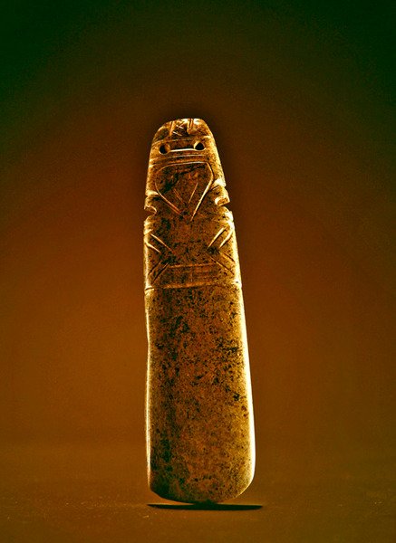 Kaiverrettu kirvesjumala, Guacimosta, Linea Viejan alueelta (läpinäkymätön kirjava vihreä jade). tekijältä Pre Columbian Pre Columbian