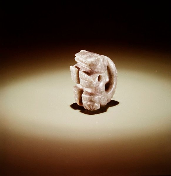 Jaguar kiertyneellä hännällä, Guacimosta, Linea Viejan alueelta (läpinäkyvä merenvihreä jade) tekijältä Pre Columbian Pre Columbian