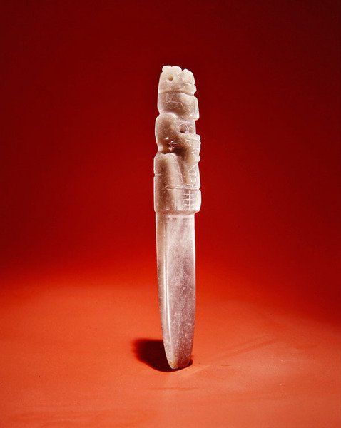 Kapea kirvesjumala, Guacimosta, Linea Viejan alueelta (läpinäkyvä sinivihreä jade) tekijältä Pre Columbian Pre Columbian