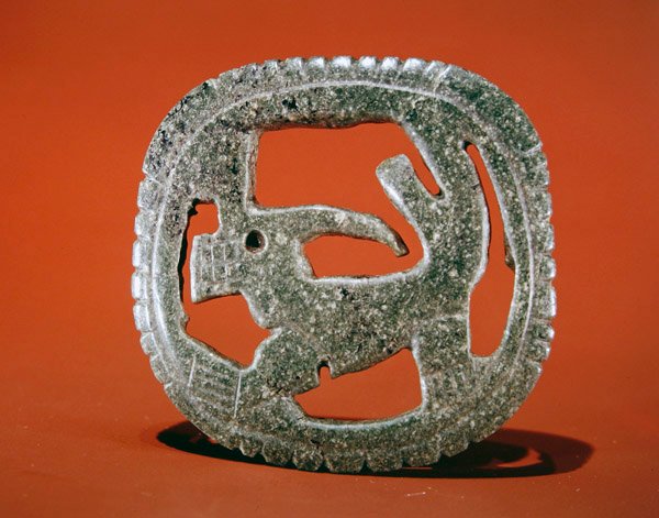 Harjakattoinen eläinplakki, Guacimosta, Linea Viejan alueelta (kirjava keskivihreä jade) tekijältä Pre Columbian Pre Columbian
