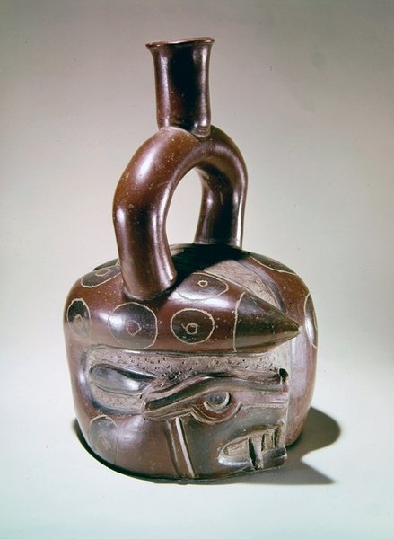 Maalattu ja leikattu purkki, jota koristavat pumapäiset käärmeet, Sausalista, Chicama Valleysta, Perusta (keramiikka) tekijältä Pre Columbian Pre Columbian