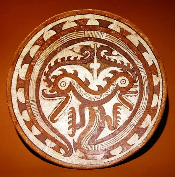 Kiltti, joka kuvaa kaksoiskrokotiilin päätä kiertyneessä käärmeen rungossa, Late Cocle -tyyli (keraaminen) tekijältä Pre Columbian Pre Columbian