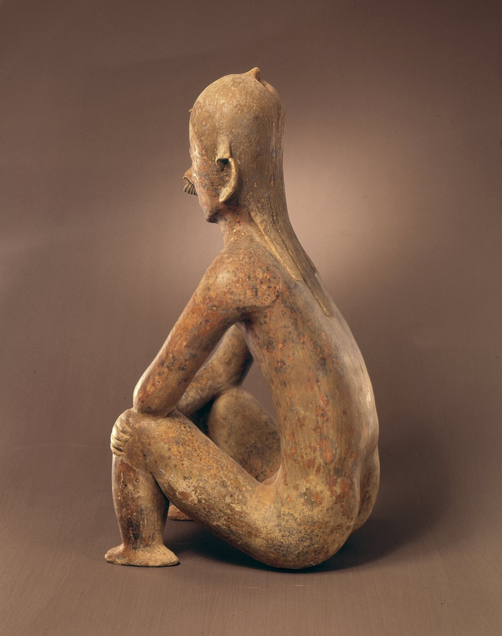 Takakuva istuvasta hahmosta, chinesco-kulttuuri, (keraaminen) tekijältä Pre Columbian Pre Columbian