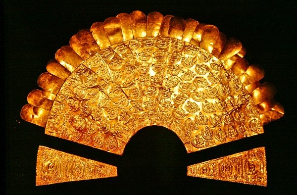 Lintujen ja seitsemän rivin ihmishahmojen koristeltu rintapanta, Chimu-tyyli (kulta) tekijältä Pre Columbian Pre Columbian