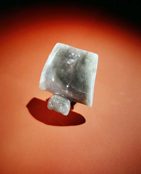 Uusittu siivekäs riipus, Guacimosta, Linea Viejan alueelta (läpinäkyvä merenvihreä jade) tekijältä Pre Columbian Pre Columbian