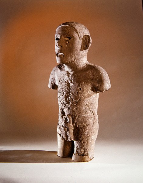 Seisova hahmo, atsteekkien kulttuuri (vulkaaninen kivi) tekijältä Pre Columbian Pre Columbian