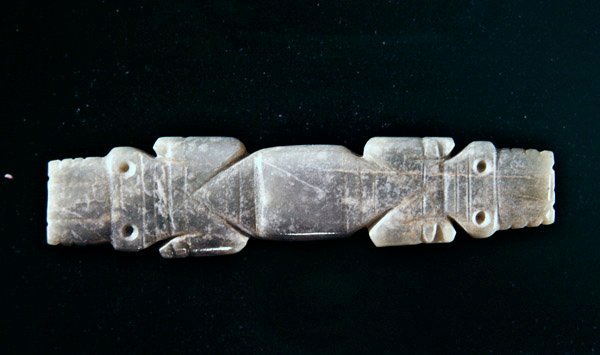 Kaksipäinen krokotiilitankoriipus, Guacimosta, Linea Viejan alueelta (läpinäkyvä sinivihreä jade) tekijältä Pre Columbian Pre Columbian