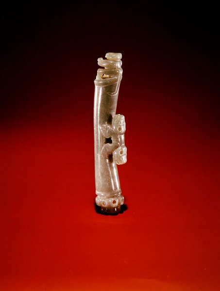 Pystyhelmi, Guacimosta, Linea Viejan alueelta (läpinäkyvä vaaleansini-vihreä jade) tekijältä Pre Columbian Pre Columbian