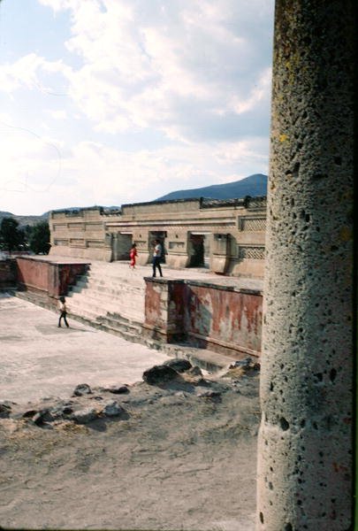 Näkymä sisäpihalle tekijältä Pre Columbian Pre Columbian