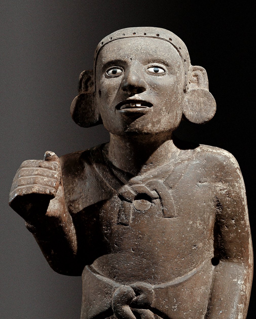 Esikolumbiaaninen sivilisaatio: atsteekkien papin veistos tekijältä Pre Columbian