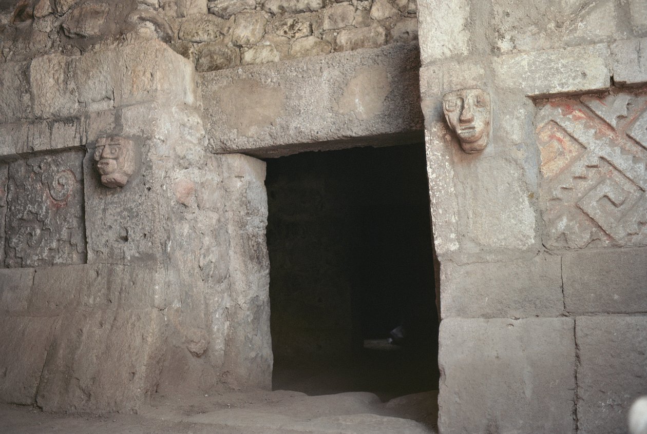 Oviaukko veistetyillä päillä, myöhäinen post-klassinen aika tekijältä Pre Columbian