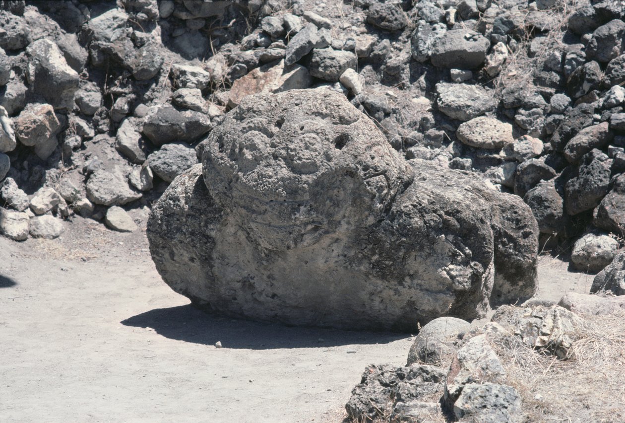 Kasvojen kiviveisto, myöhäinen post-klassinen aika tekijältä Pre Columbian
