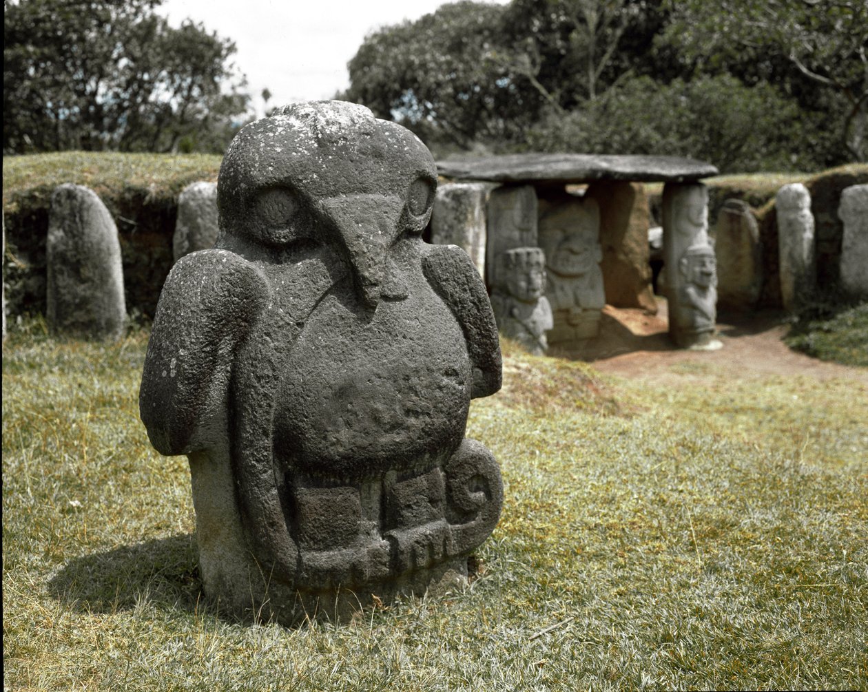 Megaliittinen veistos linnusta, jolla on käärme tekijältä Pre Columbian Pre Columbian