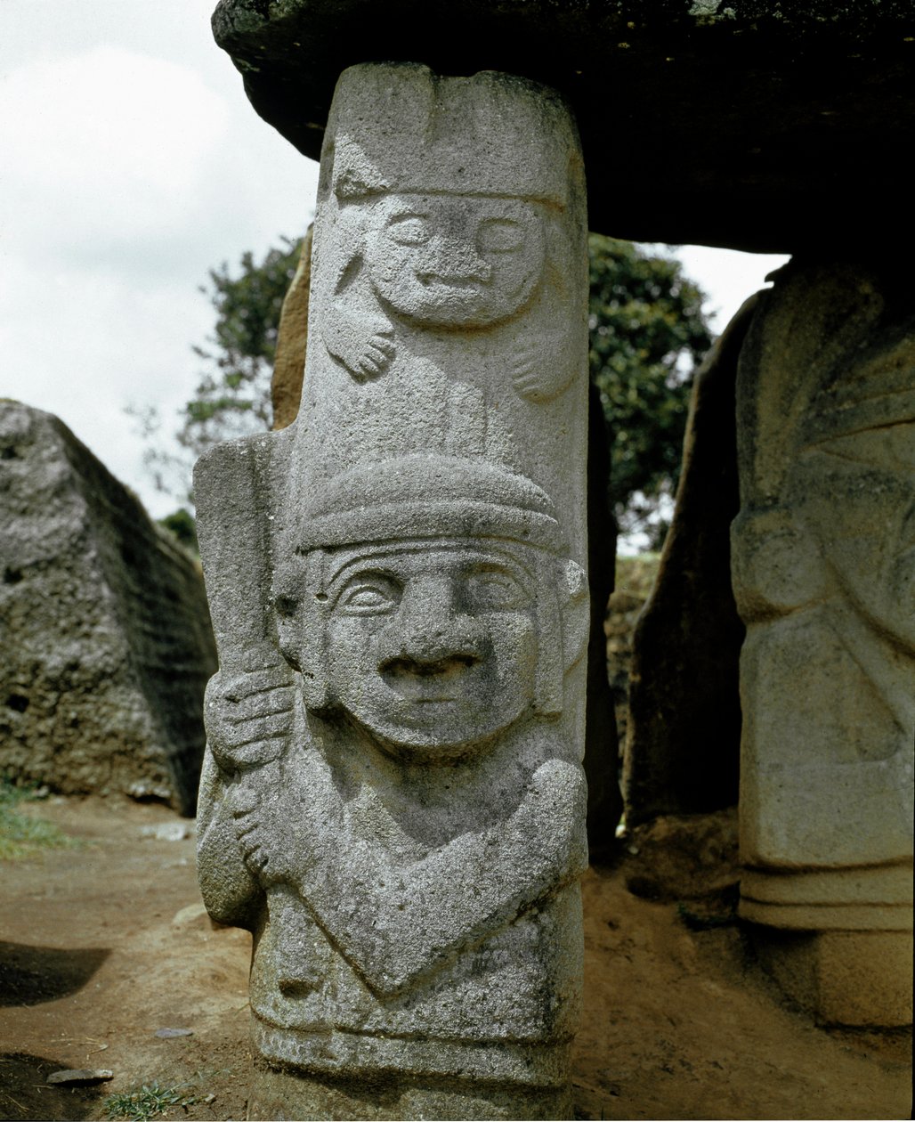 Megaliittinen veistos soturista tekijältä Pre Columbian Pre Columbian