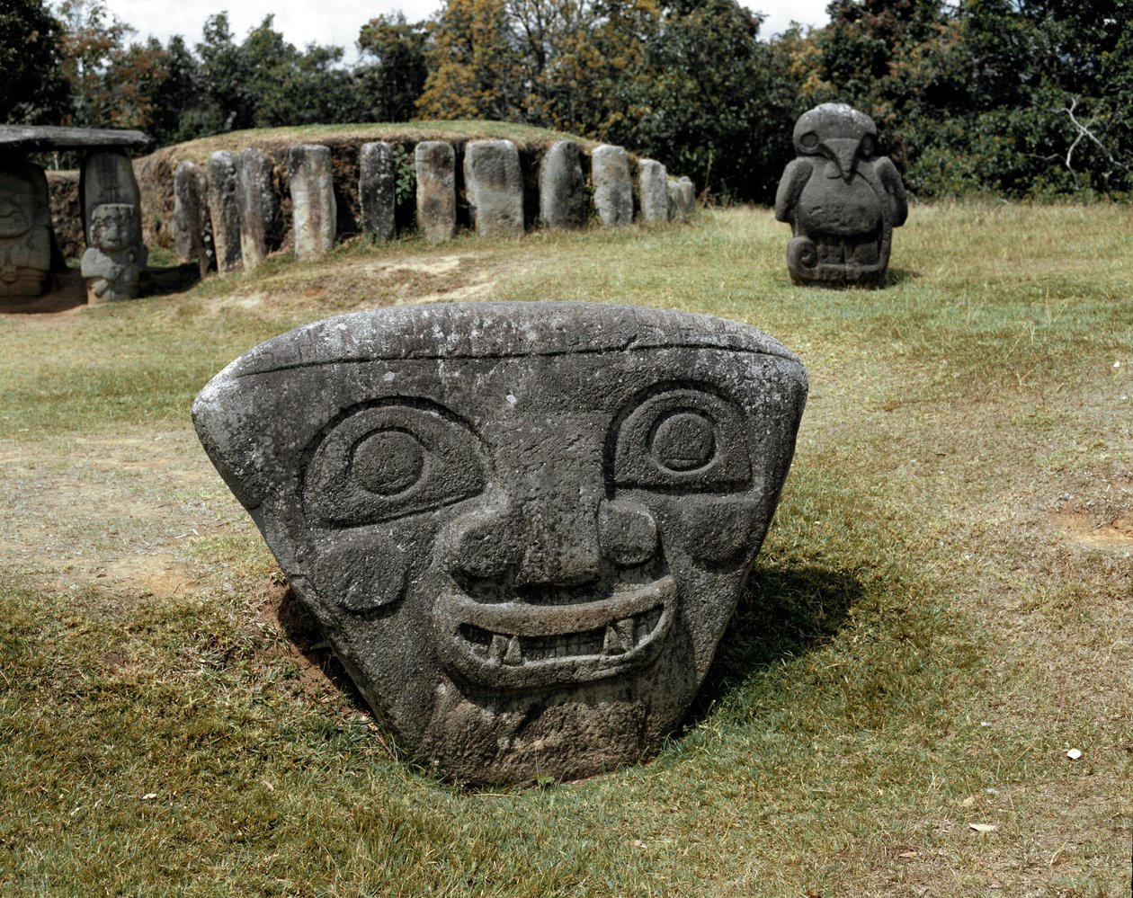 Megaliittinen veistos kolmion muotoisesta päästä tekijältä Pre Columbian Pre Columbian