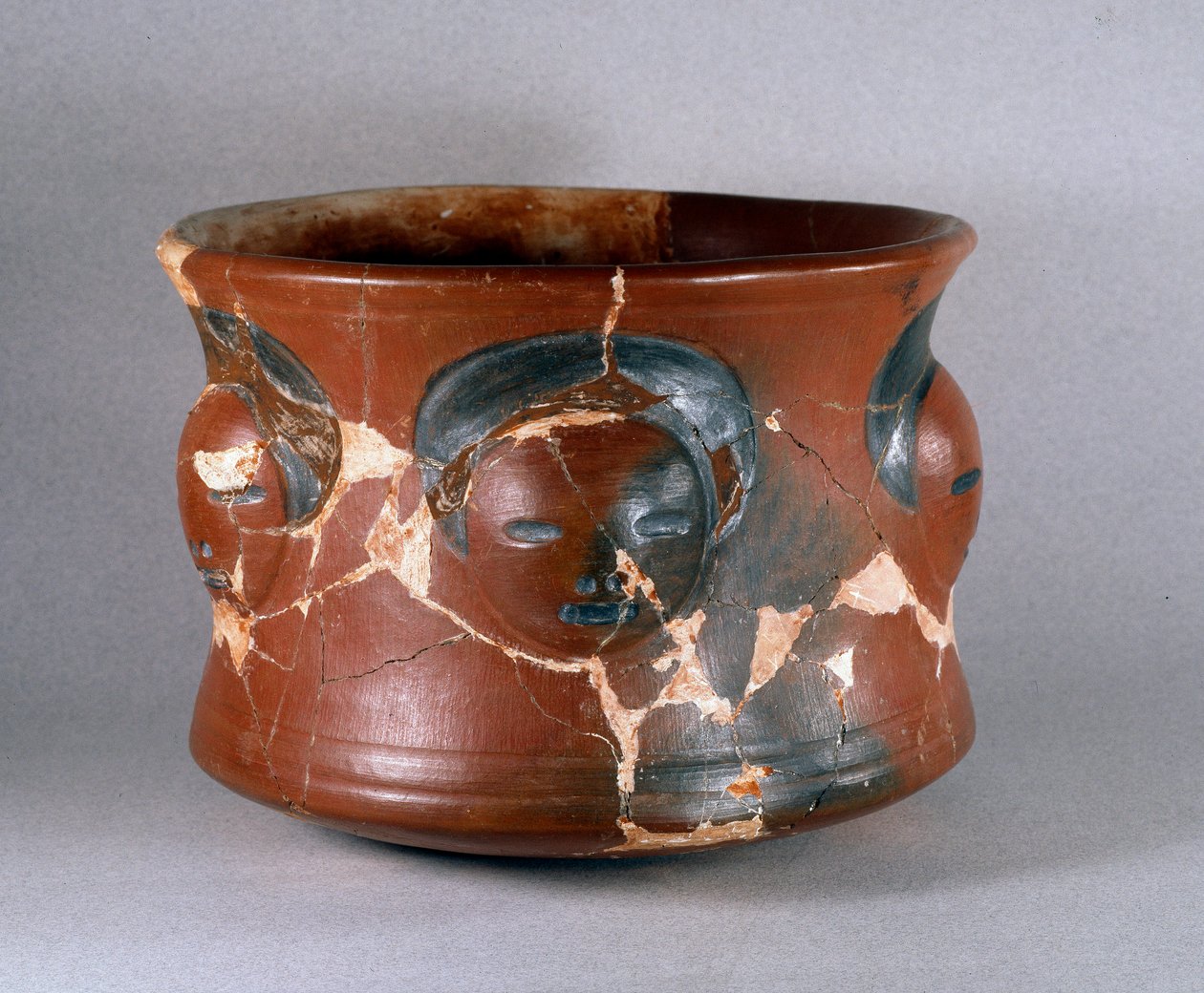 Esikolumbialainen taide, kotosh-kulttuuri: terrakottavastaanottaja ihmiskasvoineen. Himmeä. 16,2 cm 1000 eKr.-800 jKr. Lima, kansallinen antropologian ja arkeologian museo, Peru tekijältä Pre Columbian Pre Columbian