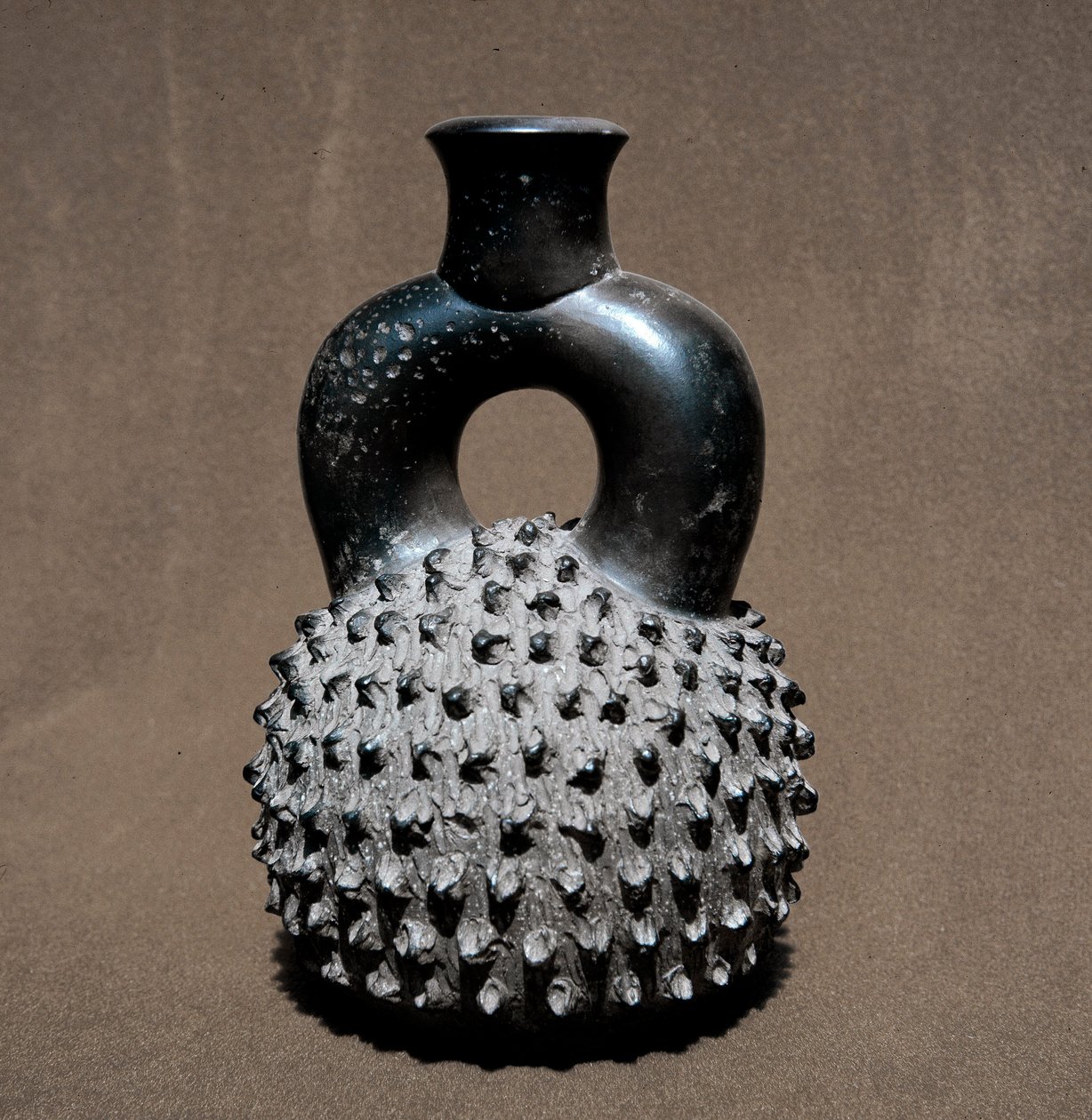 Esikolumbialainen taide, cupisnique sivilisaatio: maljakko kovakuoriaisen ja granaattiomenan muodossa. 300 eKr.-100 jKr. Lima, kansallinen antropologian ja arkeologian museo, Peru tekijältä Pre Columbian Pre Columbian