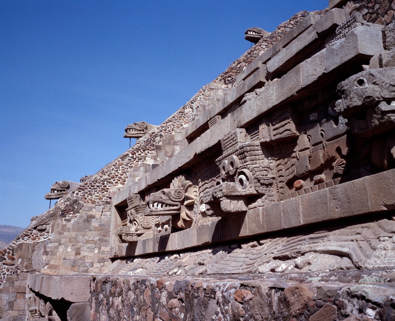 Esikolumbialainen sivilisaatio: näkymä Teotihuacanin (300 eKr.-600 jKr.) paikalle: Quetzalcoatlin temppeli tai höyhenkäärmeen temppeli. Meksiko tekijältä Pre Columbian Pre Columbian