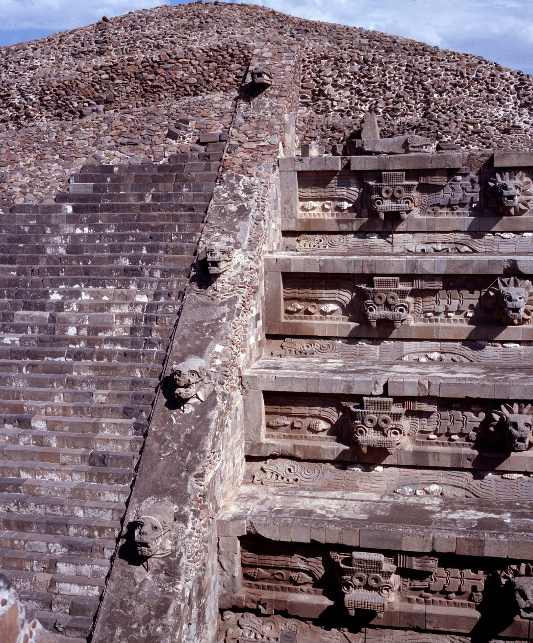 Esikolumbialainen sivilisaatio: näkymä Teotihuacanin (300 eKr.-600 jKr.) paikalle: Quetzalcoatlin temppeli tai höyhenkäärmeen temppeli. Meksiko tekijältä Pre Columbian Pre Columbian