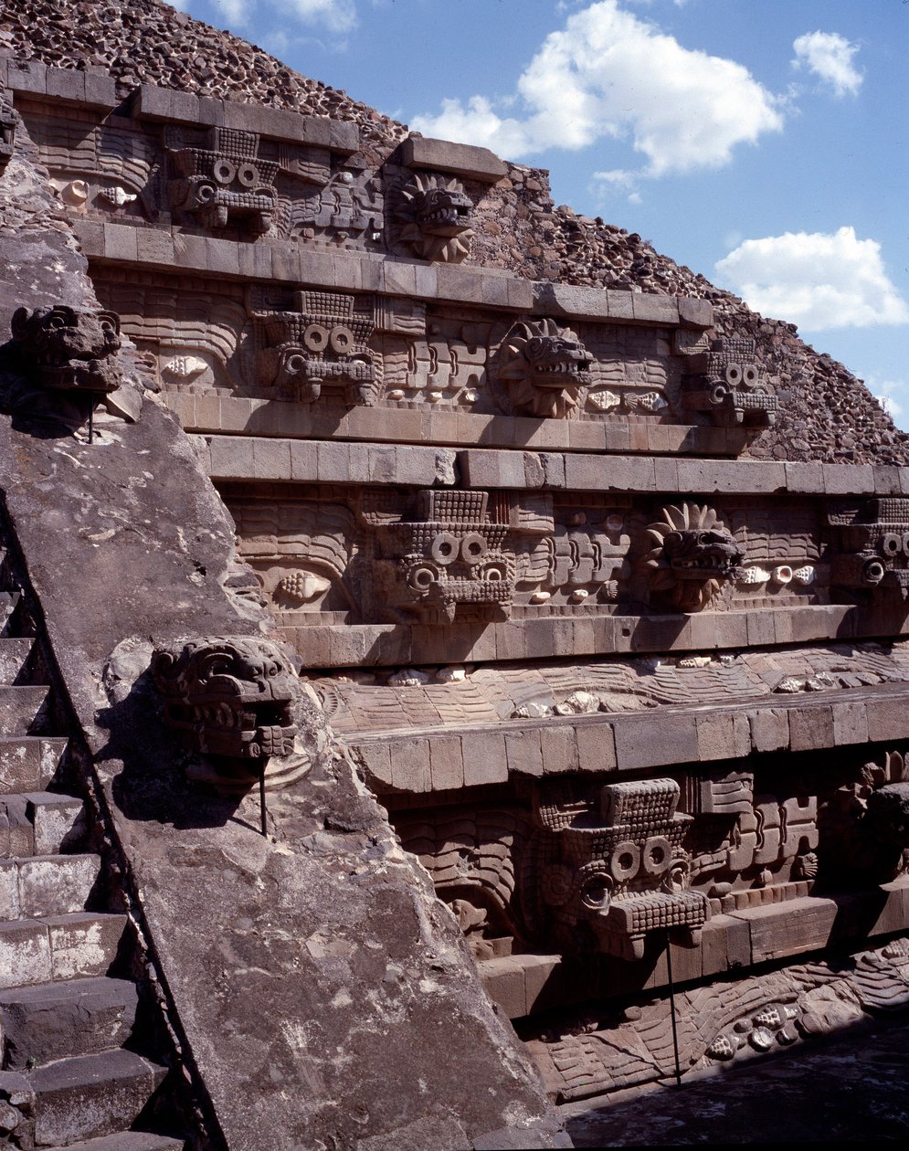 Esikolumbialainen sivilisaatio: näkymä Teotihuacanin (300 eKr.-600 jKr.) paikalle: Quetzalcoatlin temppeli tai höyhenkäärmeen temppeli. Meksiko tekijältä Pre Columbian Pre Columbian