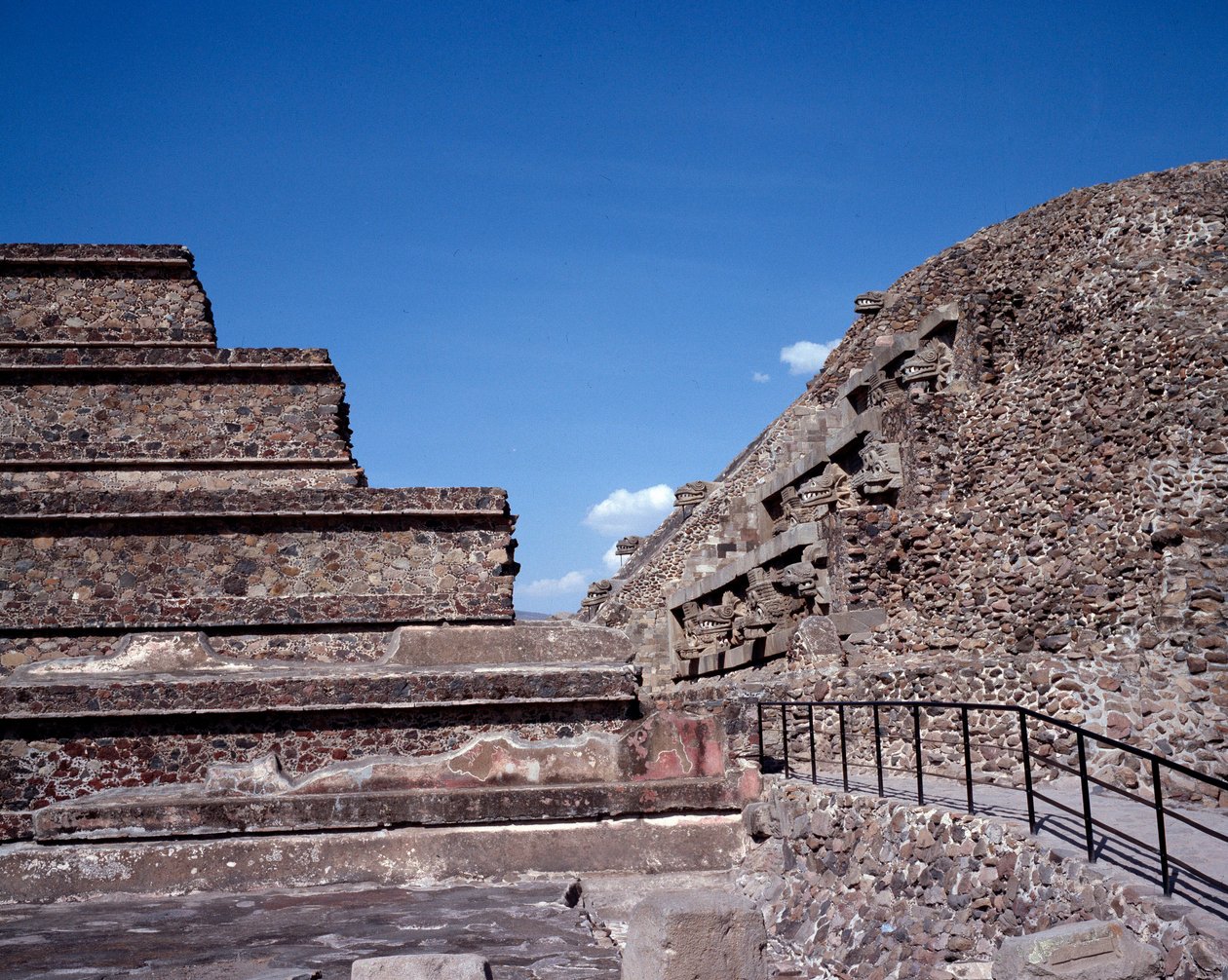 Esikolumbialainen sivilisaatio: näkymä Teotihuacanin (300 eKr.-600 jKr.) paikalle: Quetzalcoatlin temppeli tai höyhenkäärmeen temppeli. Meksiko tekijältä Pre Columbian Pre Columbian