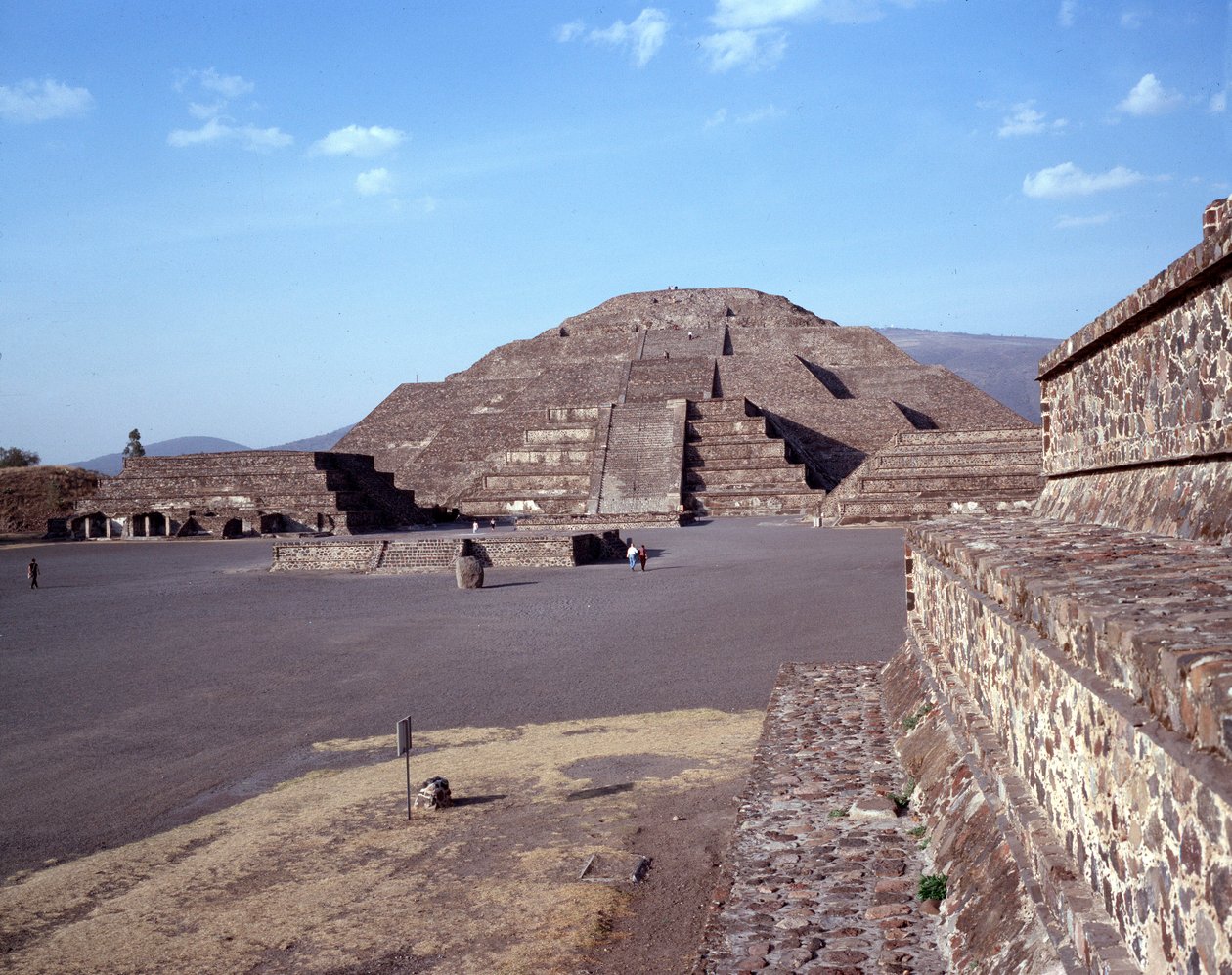 Esikolumbialainen sivilisaatio: näkymä Teotihuacanin (300 eKr.-600 jKr.) paikalle: Kuun temppeli (tai pyramidi). Meksiko tekijältä Pre Columbian Pre Columbian