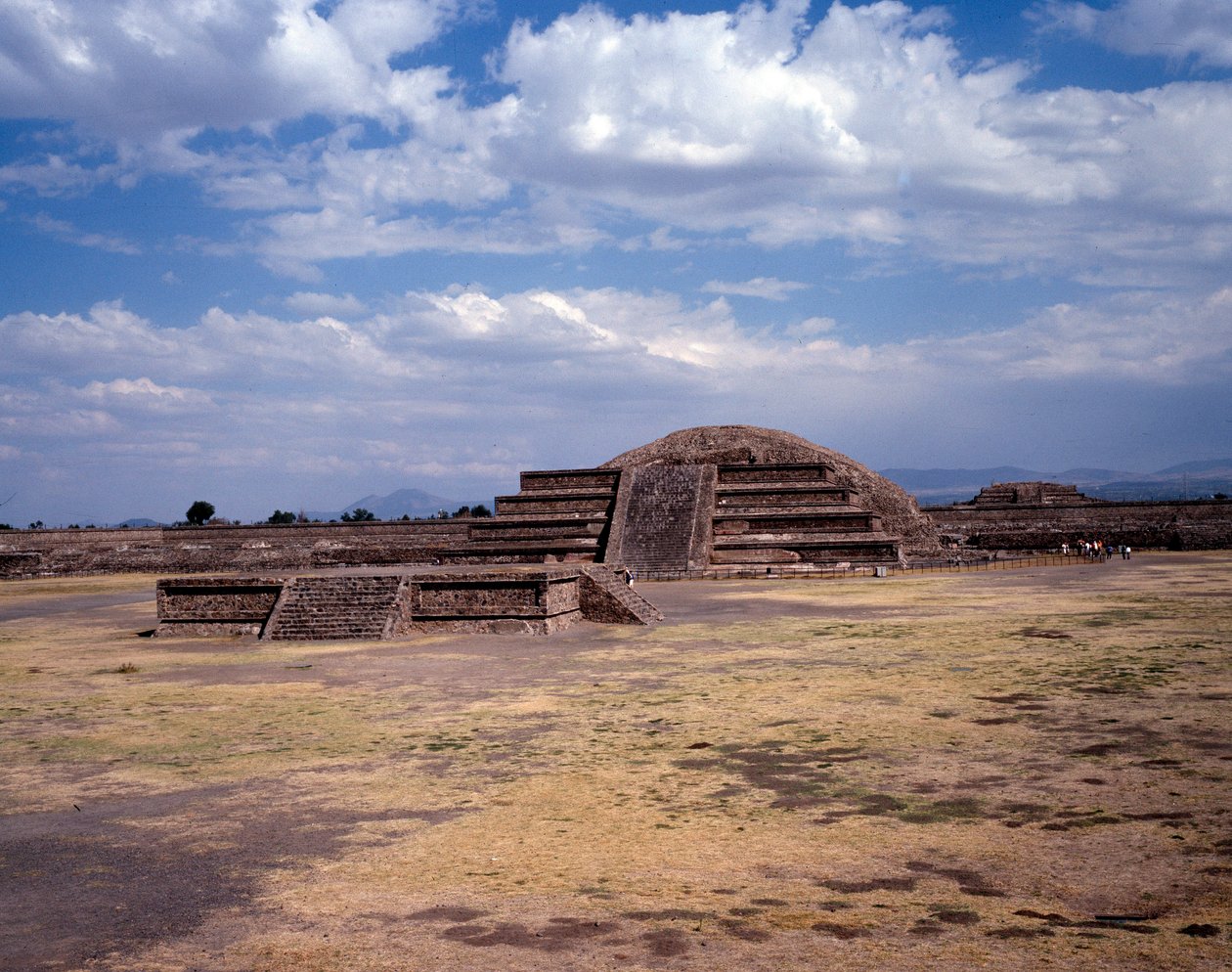 Esikolumbialainen sivilisaatio: näkymä Teotihuacanin (300 eKr.-600 jKr.) paikalle: auringon temppeli (tai pyramidi). Meksiko tekijältä Pre Columbian Pre Columbian