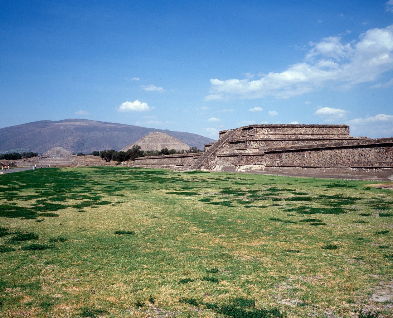 Esikolumbialainen sivilisaatio: näkymä Teotihuacanin (300 eKr.-600 jKr.) paikalle: auringon temppeli (tai pyramidi). Meksiko tekijältä Pre Columbian Pre Columbian