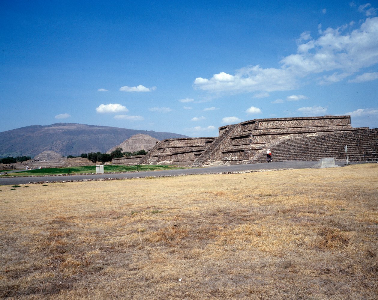 Esikolumbialainen sivilisaatio: näkymä Teotihuacanin (300 eKr.-600 jKr.) paikalle: auringon temppeli (tai pyramidi). Meksiko tekijältä Pre Columbian Pre Columbian