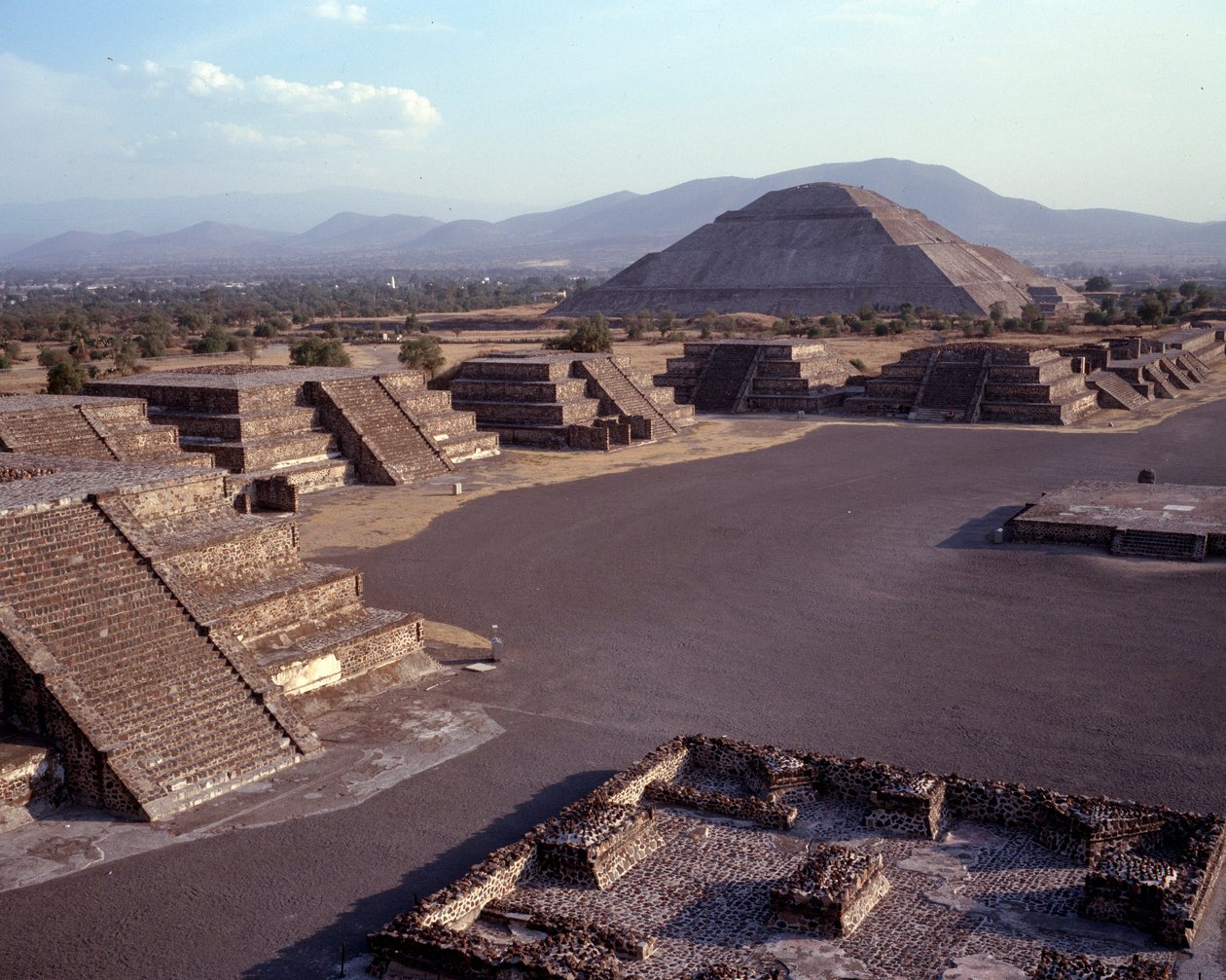 Esikolumbialainen sivilisaatio: näkymä Teotihuacanin (300 eKr.-600 jKr.) paikalle: auringon temppeli (tai pyramidi). Meksiko tekijältä Pre Columbian Pre Columbian