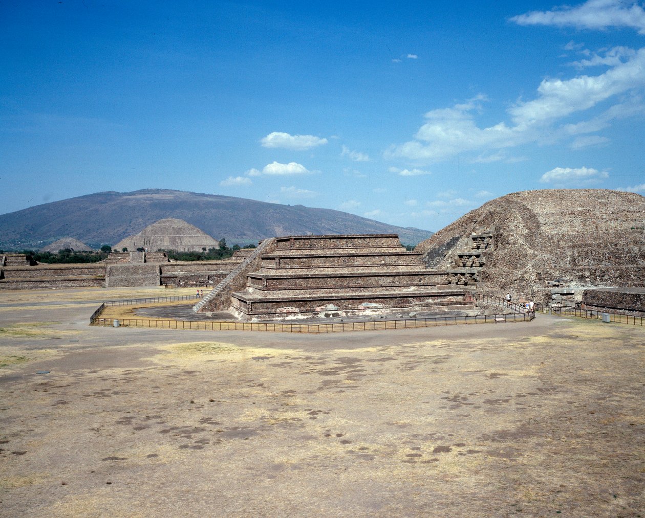 Esikolumbialainen sivilisaatio: näkymä Teotihuacanin (300 eKr.-600 jKr.) paikalle: auringon temppeli (tai pyramidi). Meksiko tekijältä Pre Columbian Pre Columbian